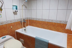 Deluxe-Doppelzimmer | Badezimmer | Duschwanne, Komfortbadewanne, kostenlose Toilettenartikel, Haartrockner