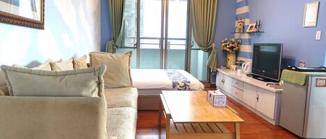 Familiekamer, 2 slaapkamers (Deluxe) | Woonkamer | Televisie