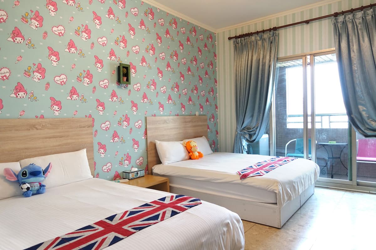 Habitación cuádruple estándar | Decoración personalizada, muebles diferentes y escritorio