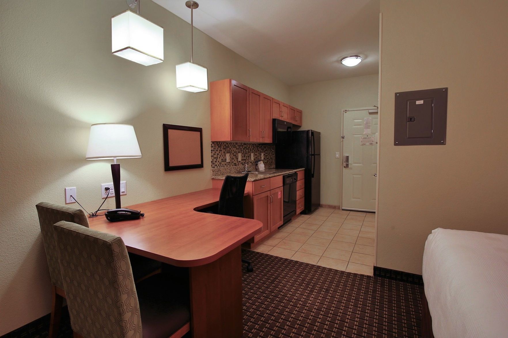 مكتب ومكواة/لوح كي وأسرّة أطفال/رضّع (مجانًا) وأسرّة قابلة للطي