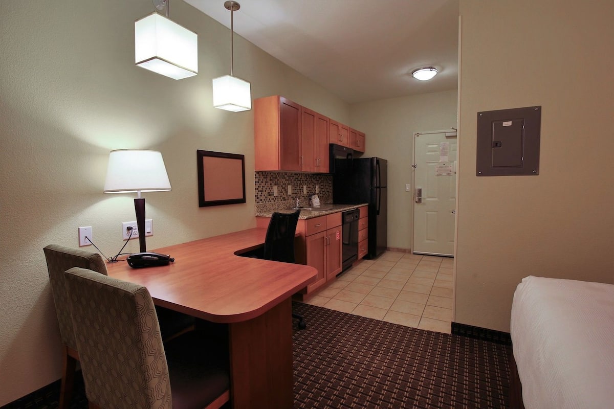 Escritorio, tabla de planchar con plancha y cunas gratuitas