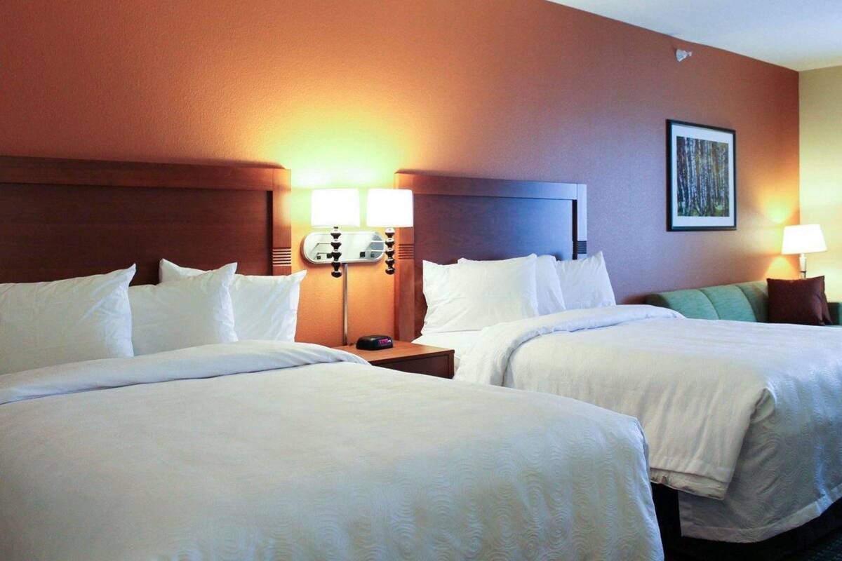 مكتب ومكواة/لوح كي وأسرّة أطفال/رضّع (مجانًا) وأسرّة قابلة للطي