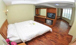 Suite | Minibar, desk, rollaway beds, free WiFi