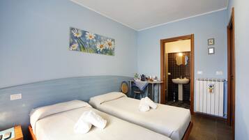 Quarto casal | Frigobar, escrivaninha, Wi-Fi de cortesia, roupa de cama