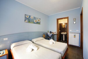 Minibar, escritorio, wifi gratis y ropa de cama