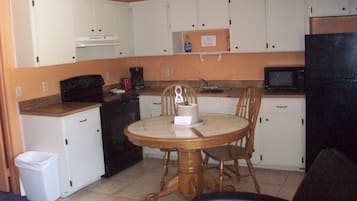 Refrigerador con freezer, microondas, placa de cocina, cafetera/tetera