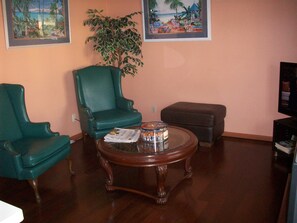 Lobby sitting area - All Suite Motel (Edgewater)