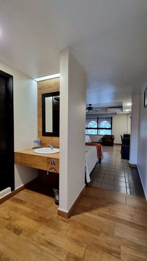 Shower, free toiletries, hair dryer, towels - Hotel Playa Cristal (Catemaco)