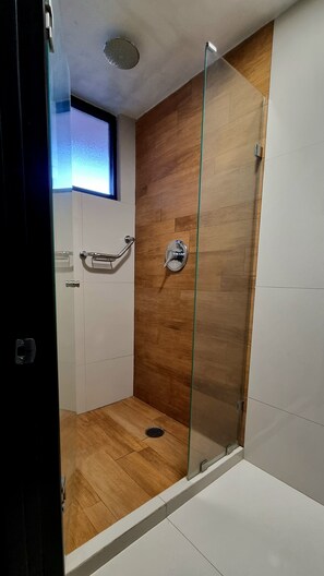 Shower, free toiletries, hair dryer, towels - Hotel Playa Cristal (Catemaco)