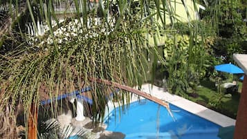 Piscine extérieure, parasols de plage, chaises longues