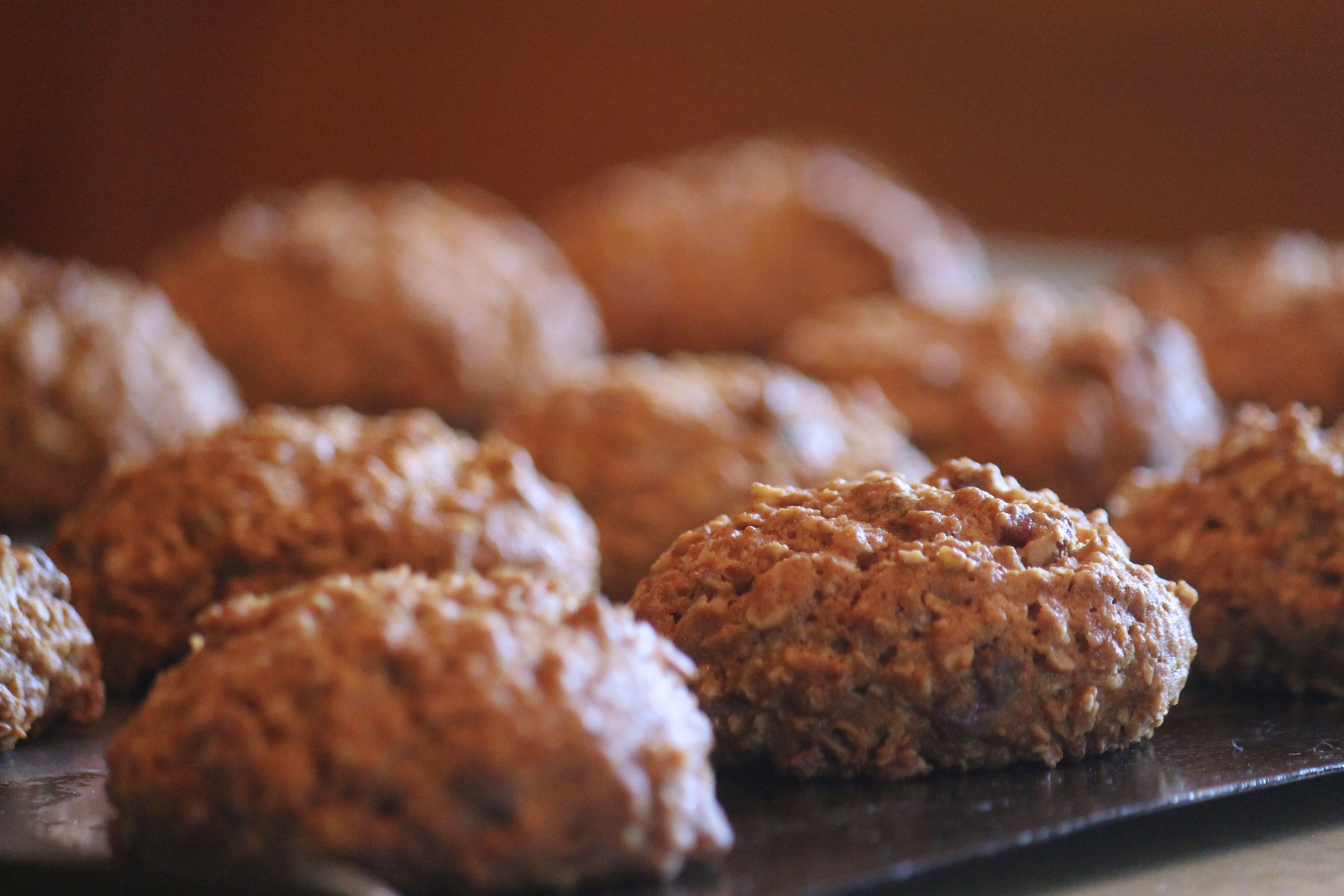 Una bandeja de galletas de avena.
