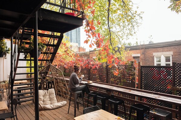 BBQ/picnic area - Auberge Saintlo Montréal  - Hostel (Montreal)