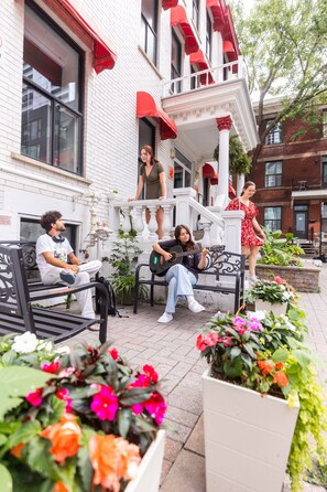 Front of property - Auberge Saintlo Montréal  - Hostel (Montreal)