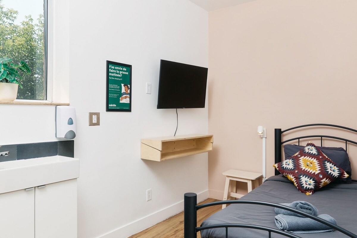 Basic Single Room | WiFi (free), bed sheets