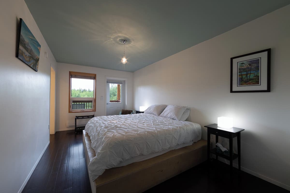 Minibar, wifi gratis y ropa de cama