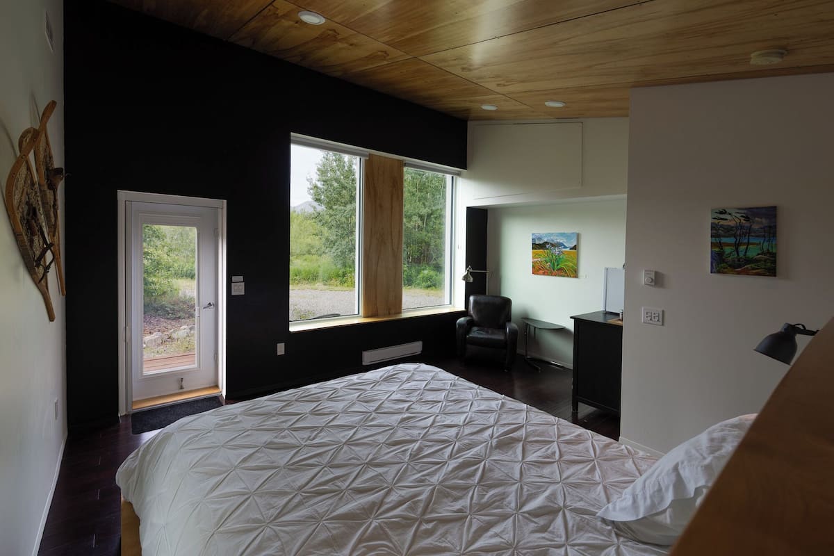 Minibar, wifi gratis y ropa de cama