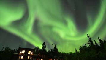 Fachada da propriedade à noite
