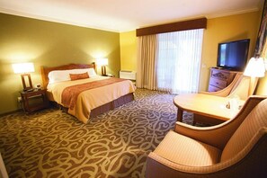 King Garden | Hypo-allergenic bedding, desk, laptop workspace, iron/ironing board