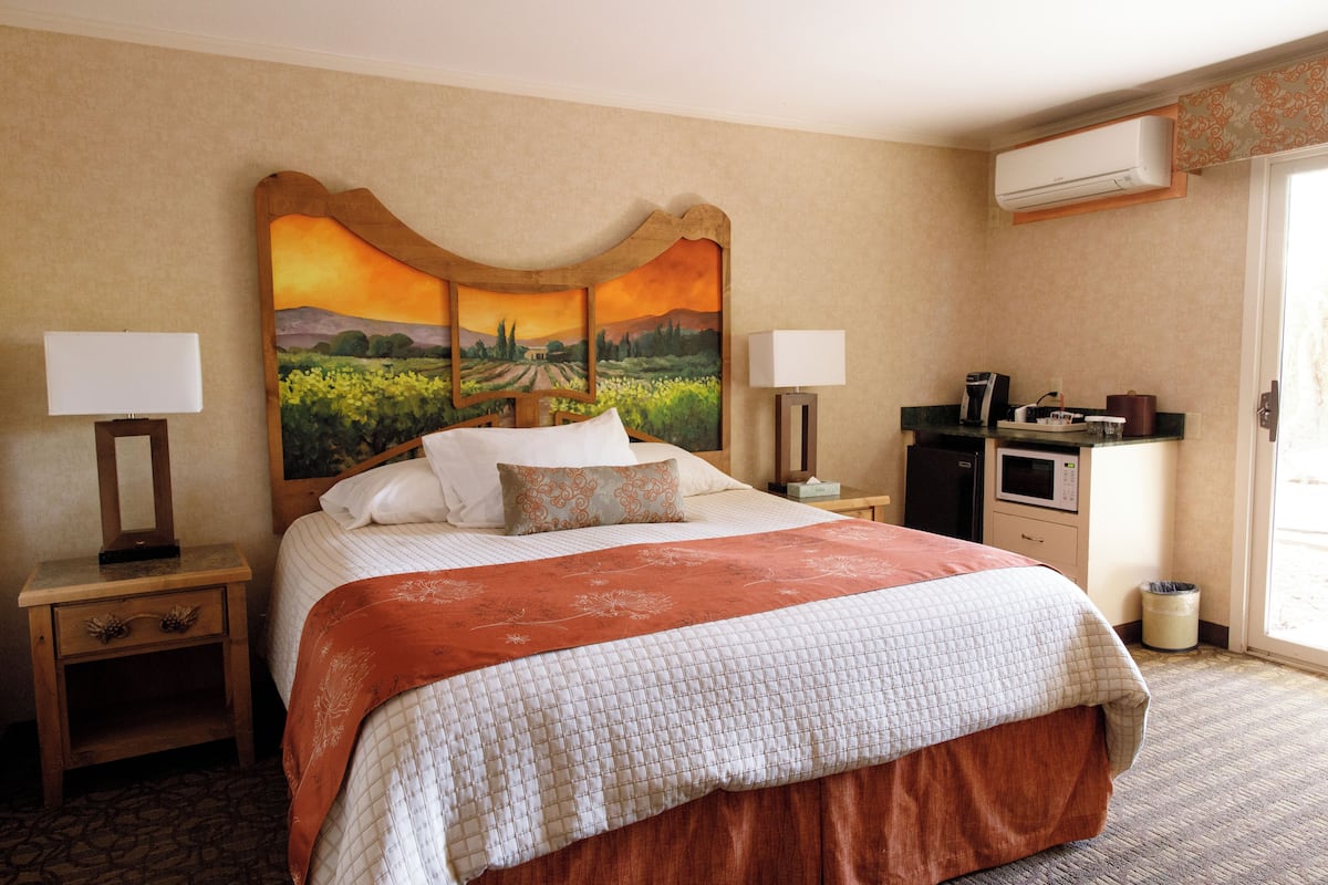 Standard Room, 1 King Bed | Hypo-allergenic bedding, desk, laptop workspace, iron/ironing board