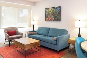 Premium-rum - vid poolen | Allergitestade sängkläder, strykjärn/strykbräda och gratis wi-fi