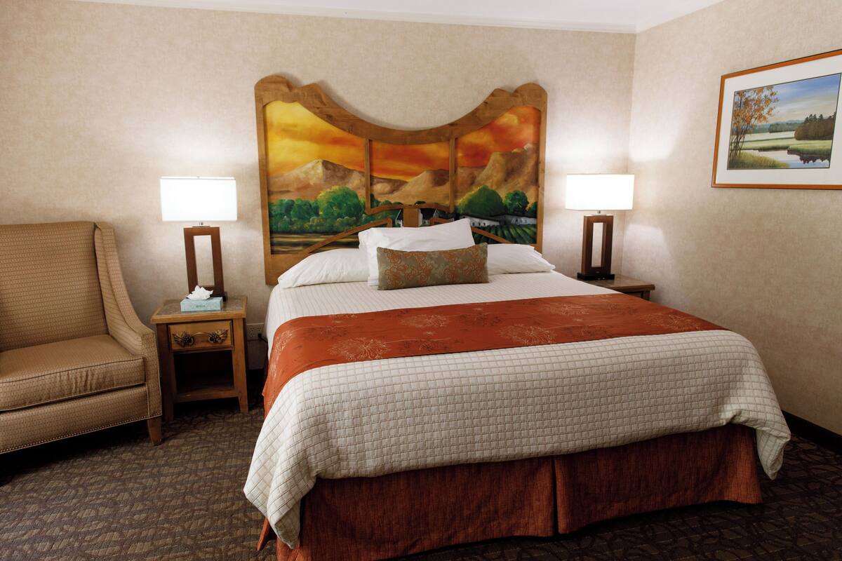 Deluxe Room, 1 King Bed, Ground Floor | Hypo-allergenic bedding available, soundproofing, iron/ironing board