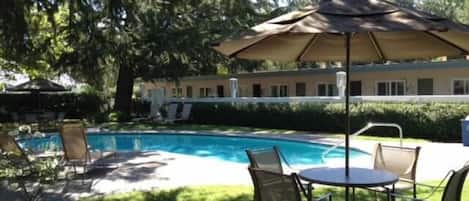 Kolam renang outdoor