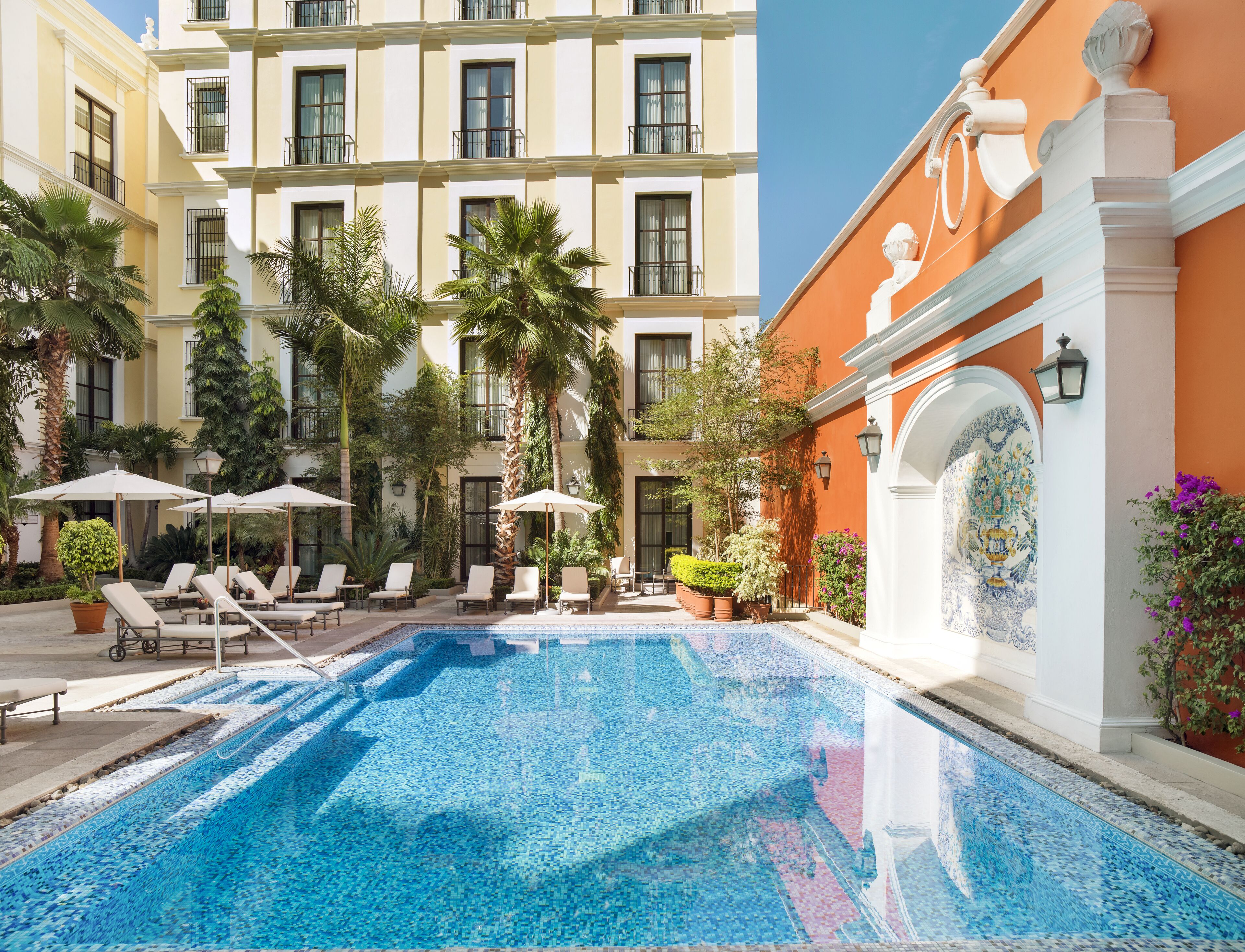 outdoor pool, open 8:00 am to 8:00 pm, pool loungers