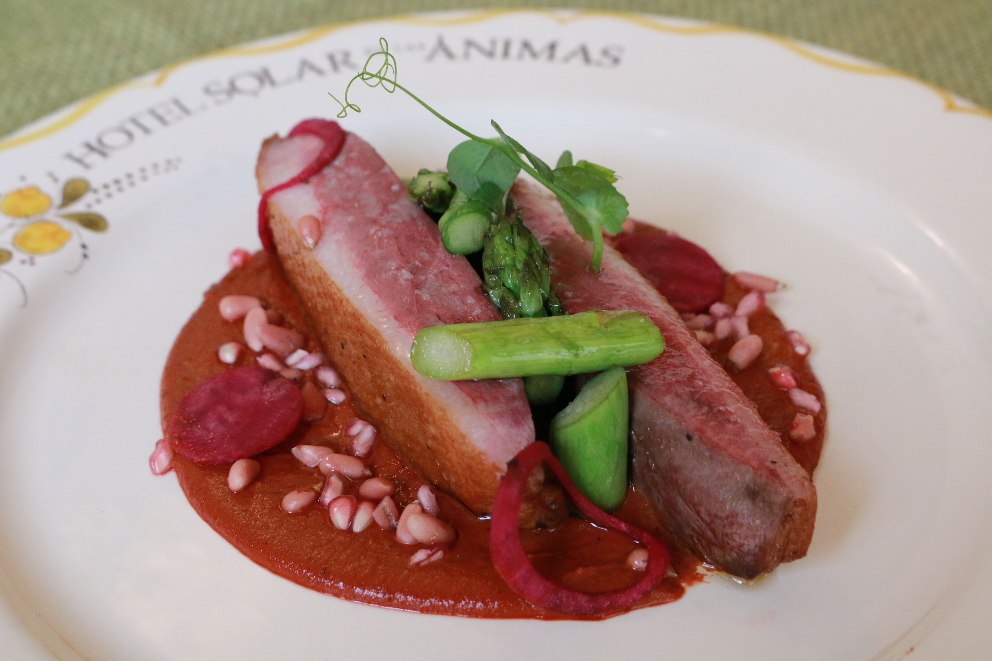 Une assiette contenant un plat composé de viande, de légumes et d’une sauce.