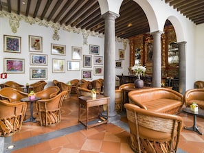 2 bars/lounges, rooftop bar - Hotel Solar de las Animas (Tequila)