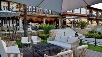 Breakfast, lunch and dinner served