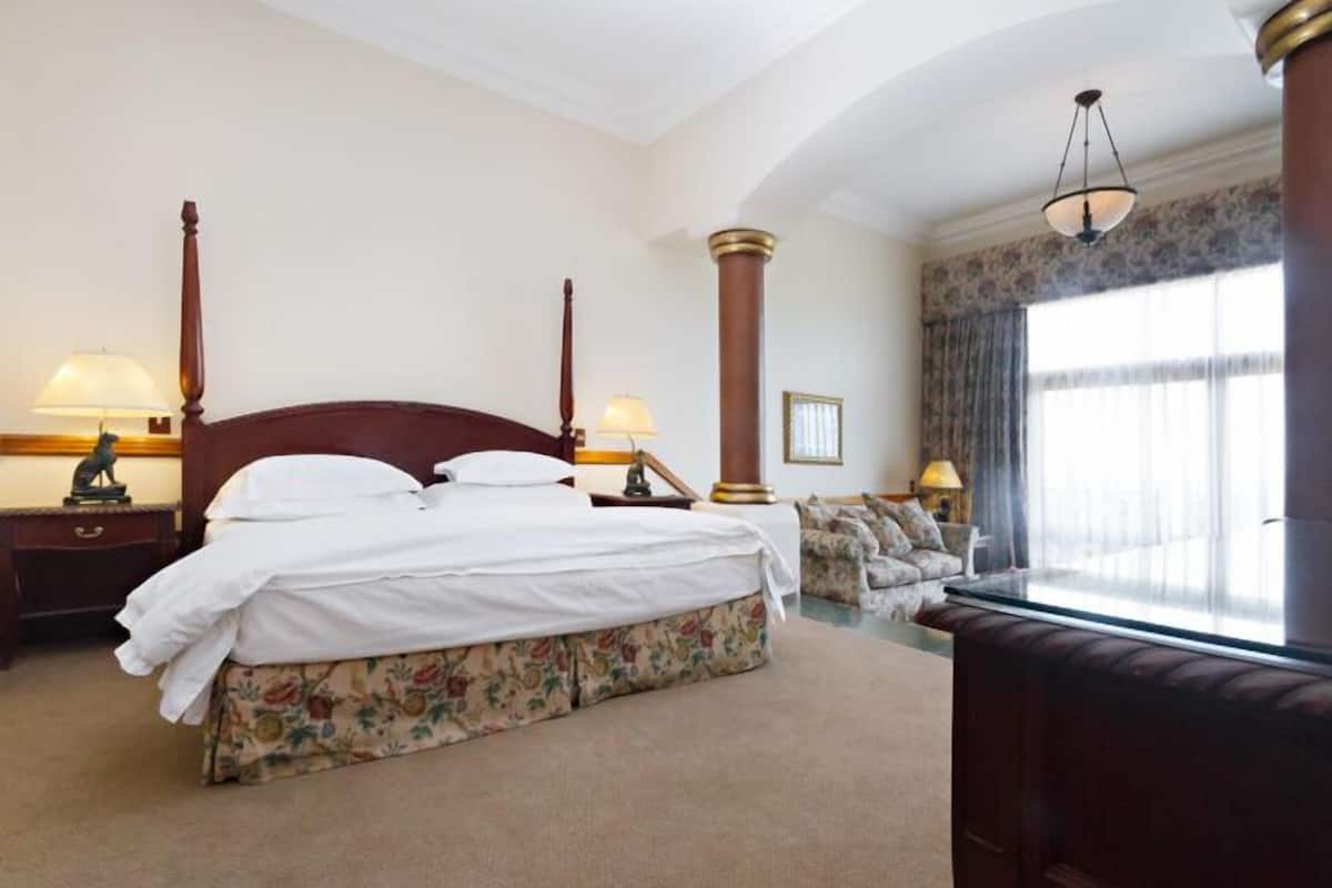 Executive Suite | Premium bedding, down duvets, minibar, in-room safe