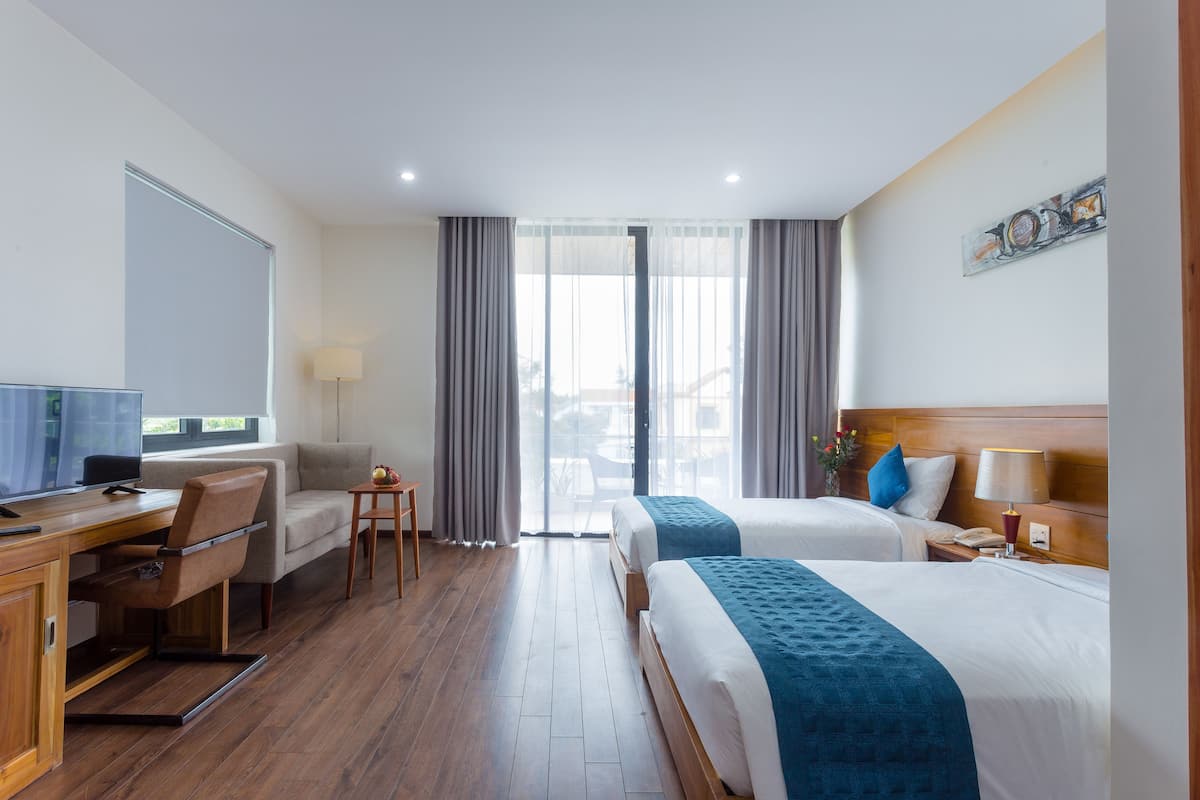 Deluxe Twin Room, Garden View | Egyptian cotton sheets, hypo-allergenic bedding, pillowtop beds, minibar