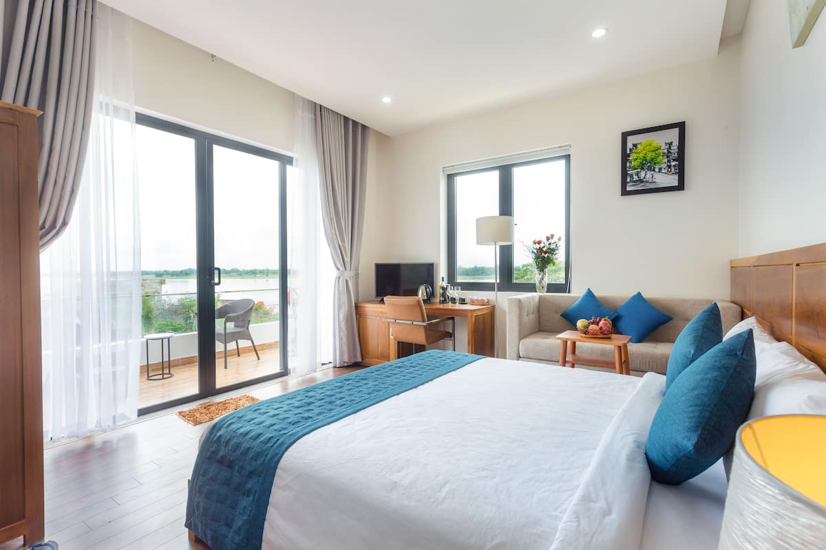 Deluxe Suite, River View | Egyptian cotton sheets, hypo-allergenic bedding, pillowtop beds, minibar