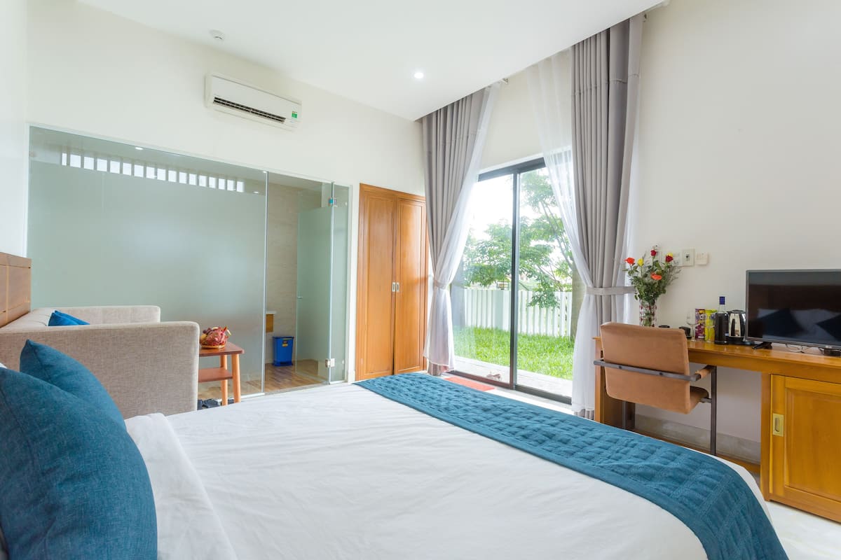 Deluxe Room, Garden View | Egyptian cotton sheets, hypo-allergenic bedding, pillowtop beds, minibar