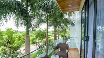 Habitación Deluxe, vista al jardín | Balcón