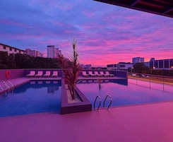 Una piscina al aire libre