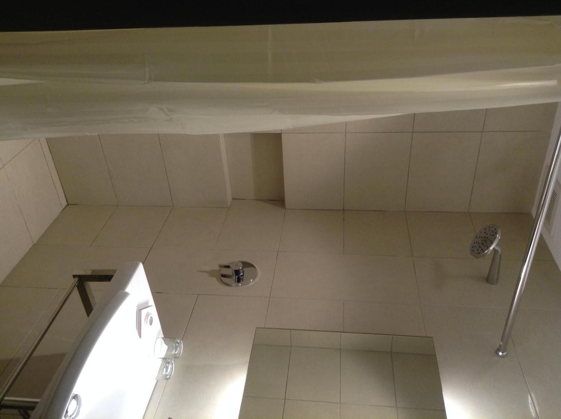 Un baño con ducha, inodoro y lavamanos.