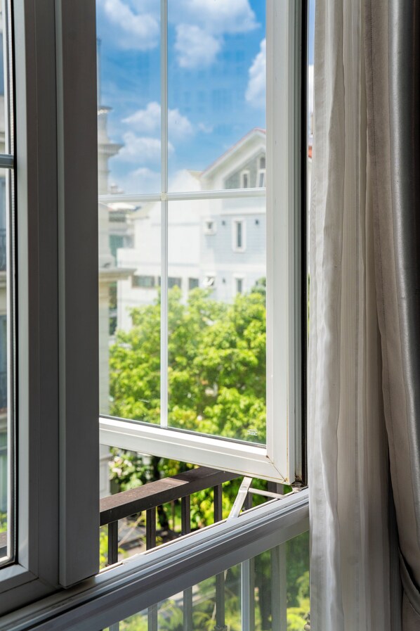 Caja de seguridad en la habitación y escritorio