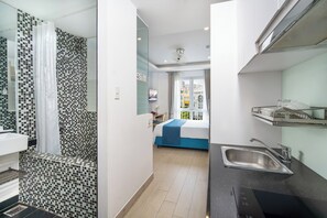 Studio Superior | Dapur pribadi | Lemari es, microwave, mesin pembuat kopi/teh, dan ketel listrik