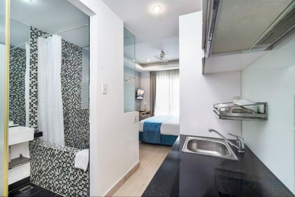 Baño | Regadera, regadera tipo lluvia, amenidades de baño de diseñador 