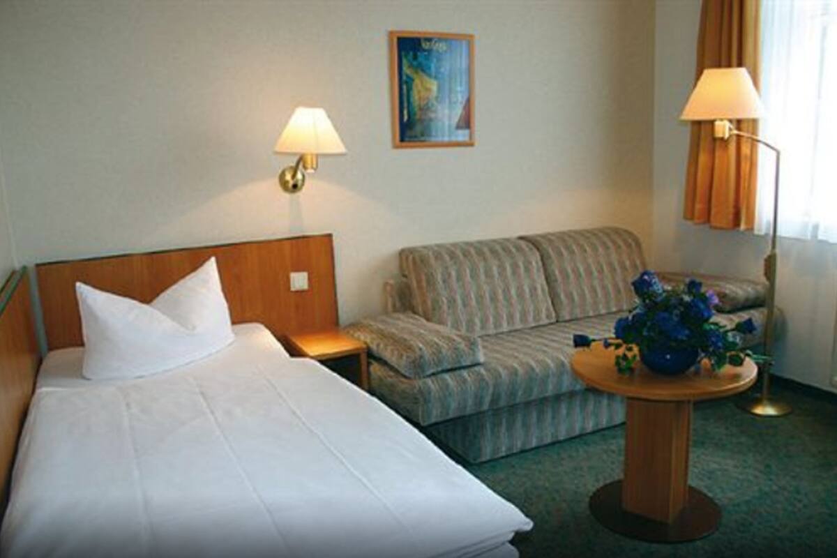 Minibar, Schreibtisch, kostenloses WLAN, Bettwäsche