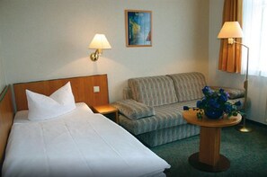 Minibar, desk, free WiFi, bed sheets - Hotel Kubrat an der Spree (Berlin)