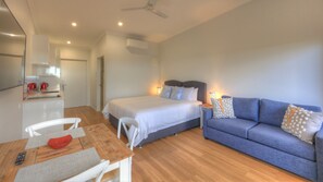 Luksusrom, tilgjengelighetstilpasset, fjellutsikt | Oppholdsområde | En 55-tommers Flatskjerm-TV med Parabol-TV samt TV