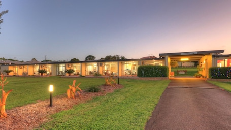 Fachada de la propiedad por la tarde o noche