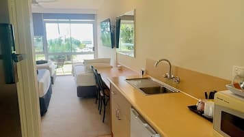 Family Room | Private kitchen | Fridge, microwave, stovetop, dishwasher