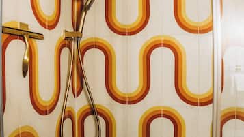 Kombinasi shower/bathtub dan perlengkapan mandi gratis