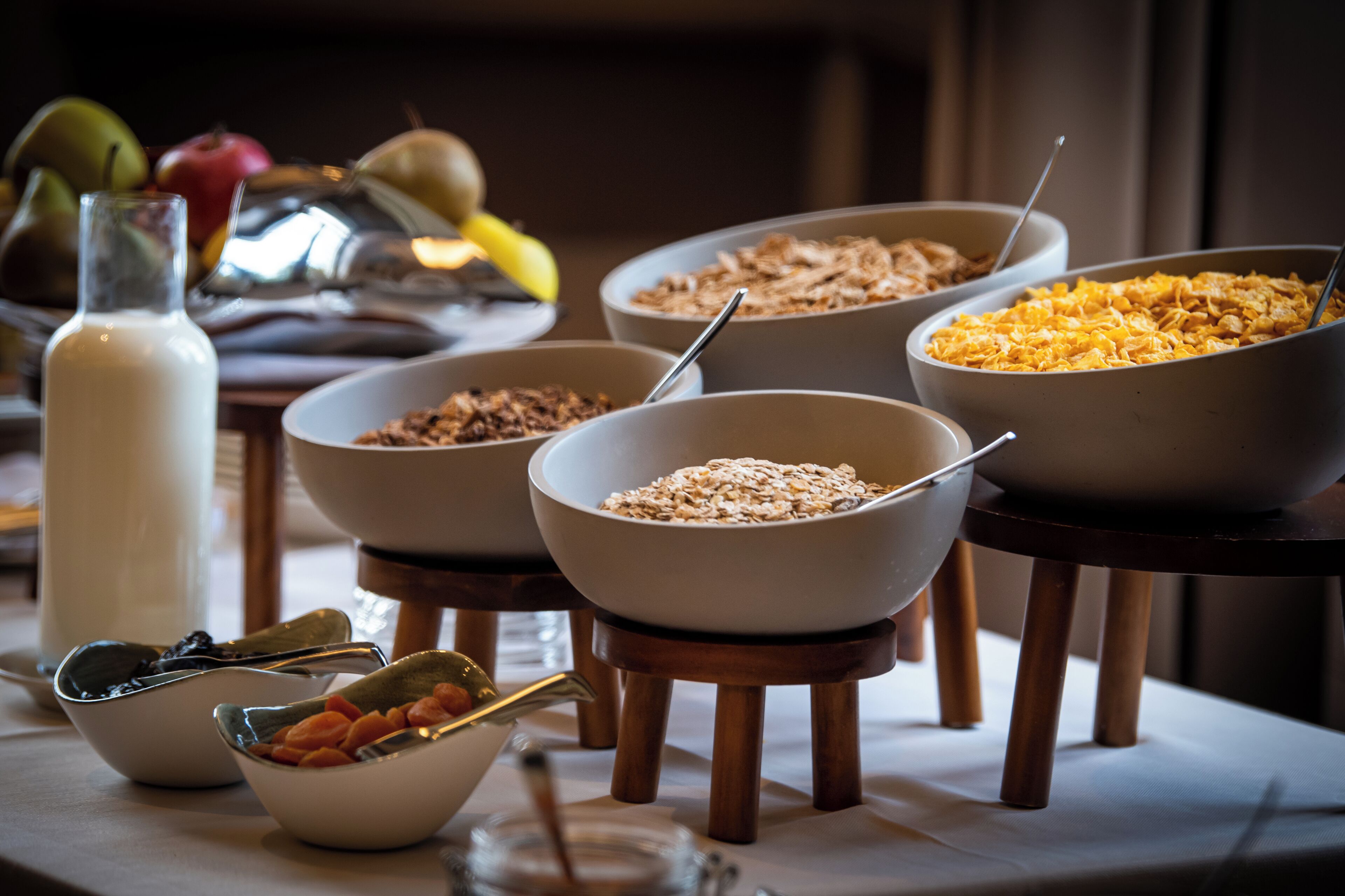 Un bufé de desayuno con diversos alimentos y una botella de leche.