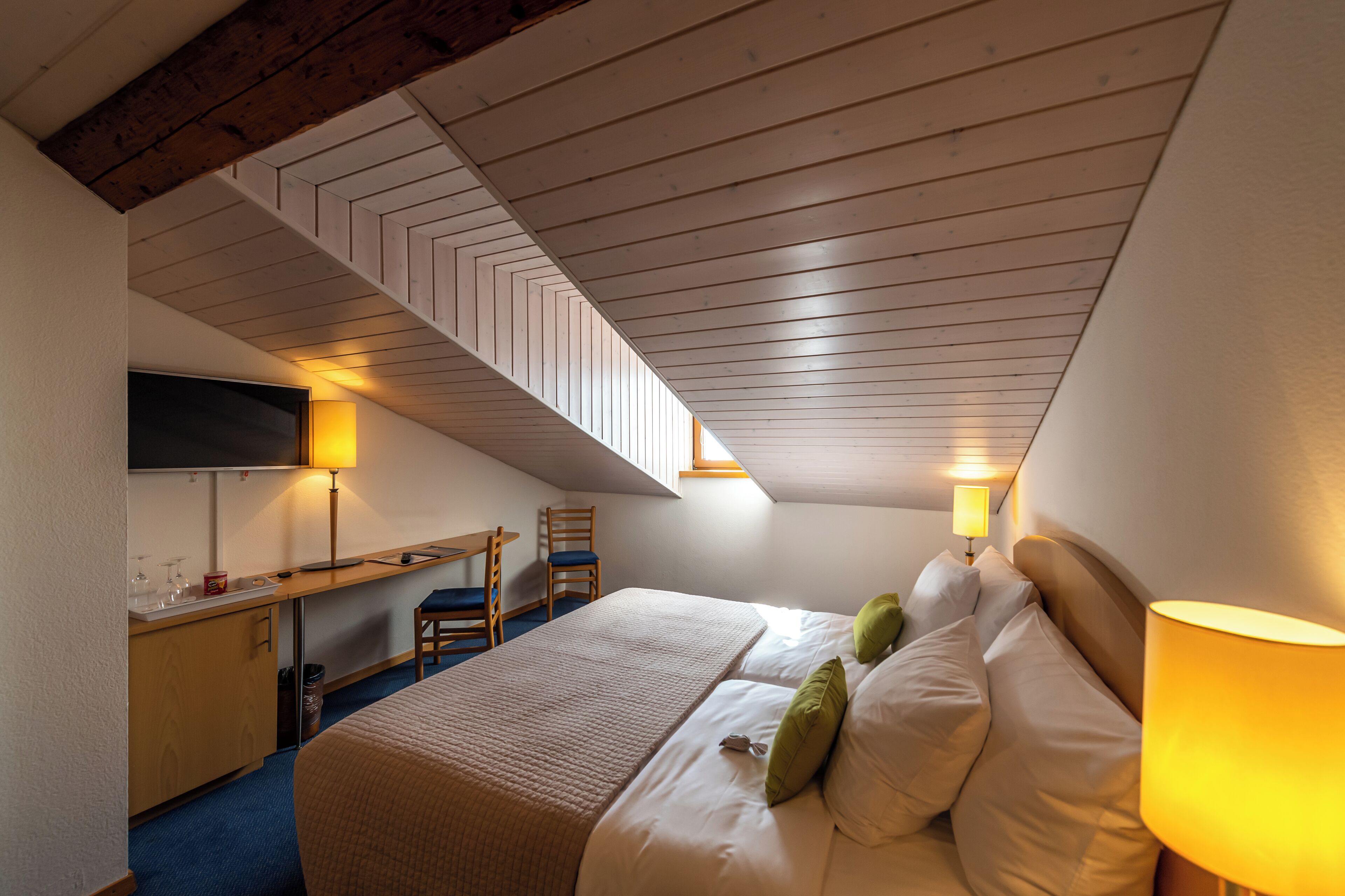 economy single room | 1 bedroom, minibar, in-room safe, desk