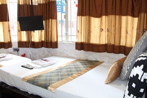 Standard Quadruple Room | In-room safe, soundproofing, iron/ironing board, free WiFi - Temple Street Hotel (Kowloon)