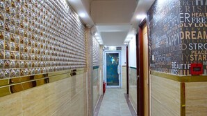 Un couloir avec un mur recouvert de miroirs et un autre mur orné de mots inspirants.
